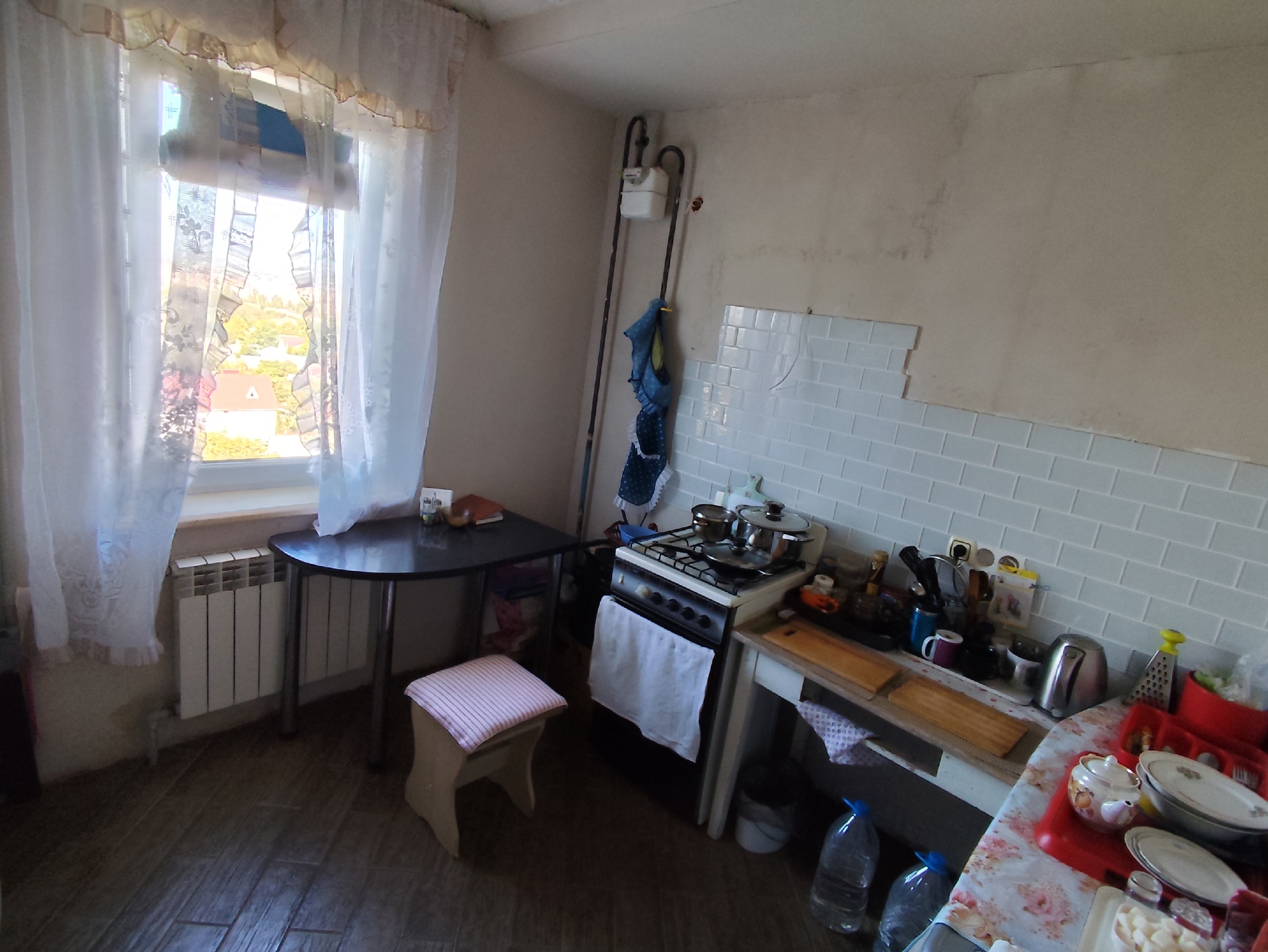 🔥 Срочная продажа 2-комнатной квартиры с видом на город! 📍 г. Луганск, Жовтневый район, ул. Анри Барбюса 🏠 Характеристики: — Этаж: 10/10 + есть техэтаж сверху — Площадь: 56 м² — Кухня: 7,5 м² — Зал после ремонта и с мебелью – всё остаётся новым хозяевам — Вторая комната под ремонт, но уже есть все стройматери...