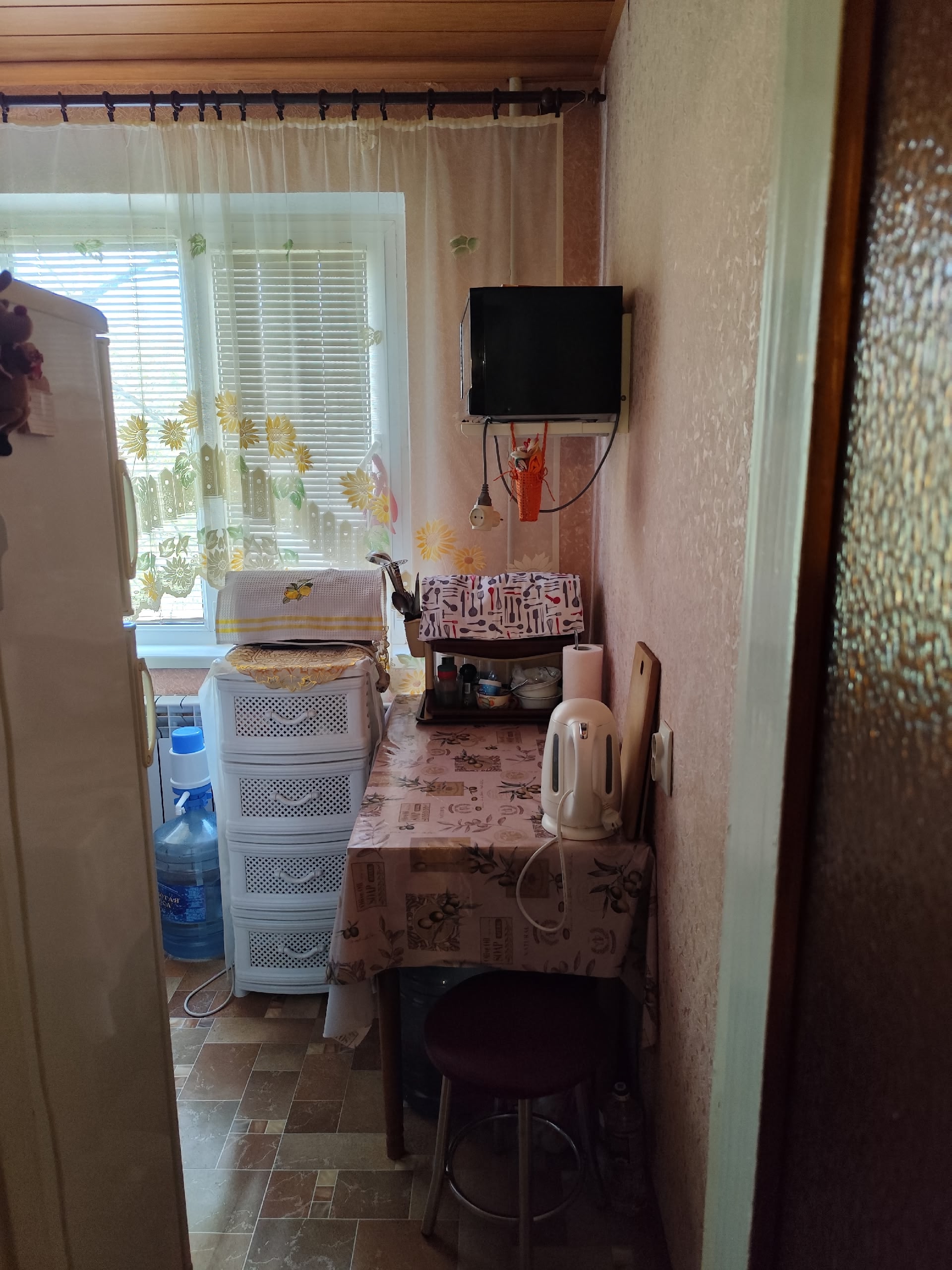 Продам 3-х комнатную квартиру в г. Алчевске. Район ДЮСШ. 2эт/4этажного дома. Стоит в Росреестре. Общая площадь 57.3 м2. Квартира тёплая,не угловая,колонка, кондиционер LG,батареи новые,трубы пластиковые,окна пластиковые. В кухне накопительный бак на 500 литров с двигателем. Состояние жилое, очень уютный тихий...