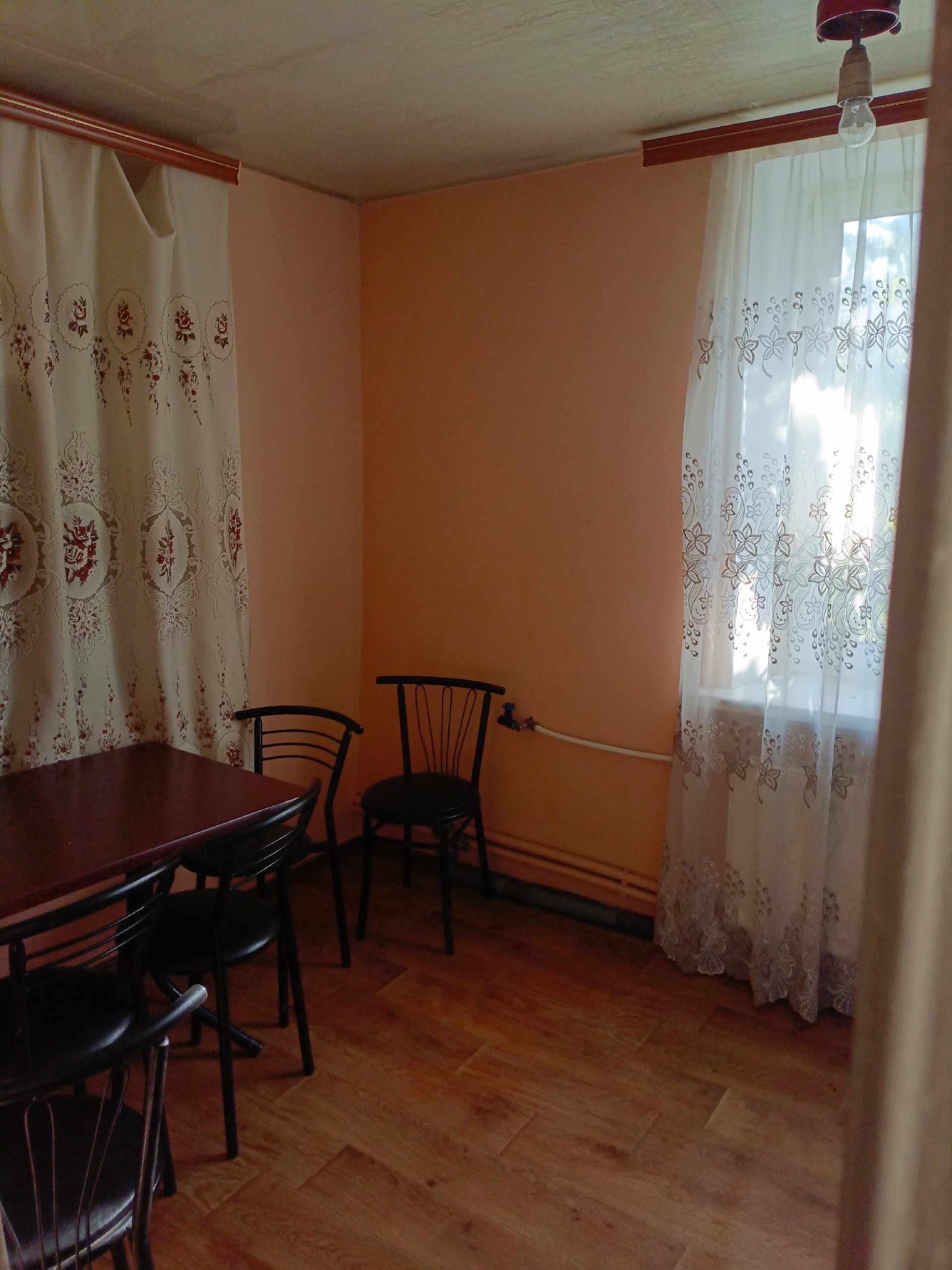 Продам дом 100 м2, участок 5 соток г. Луганск Жовтневый р-н, ул Димитрова Цена 6.5🍋 торг уместен. +7-959-989-81-88 Анна