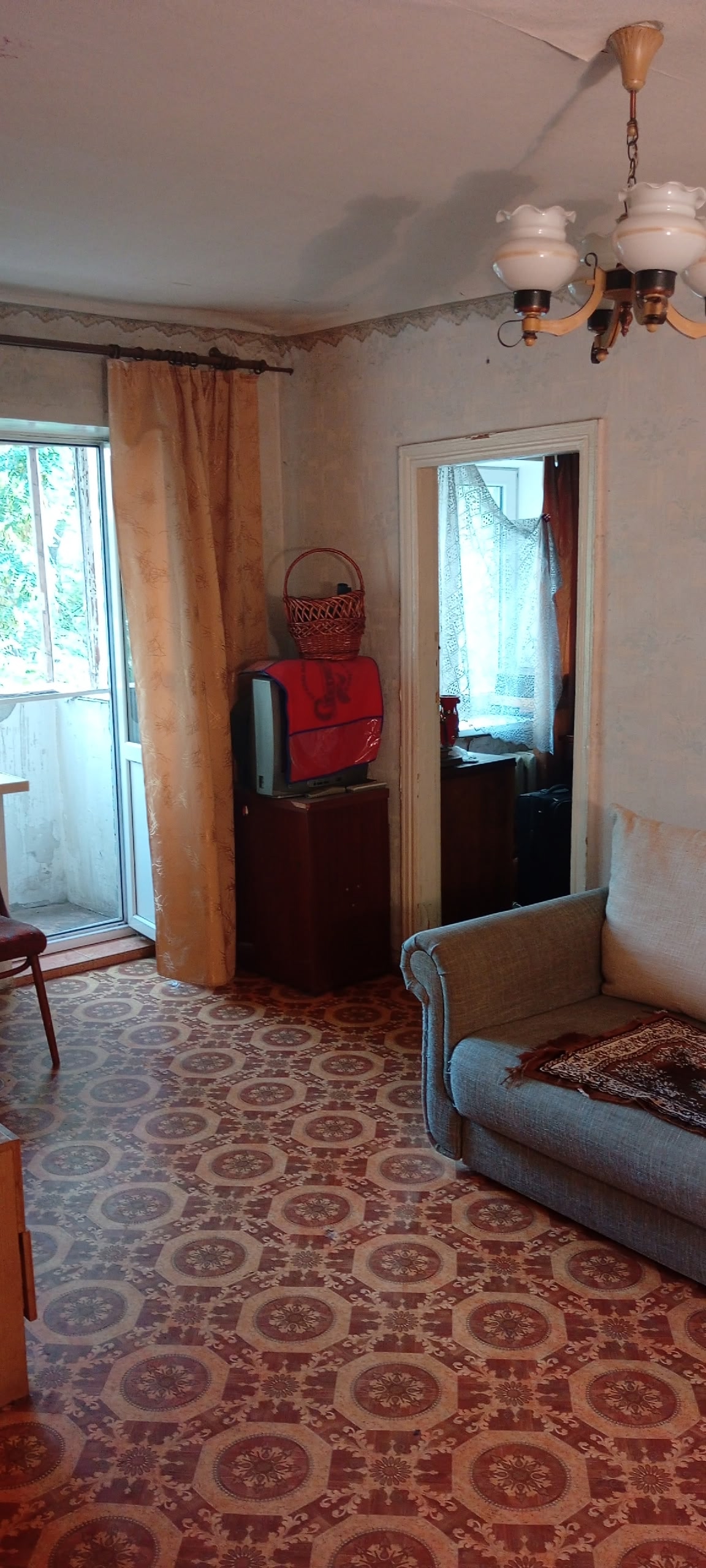 . Продам 3-комнатную квартиру на ул. Советской, Луганск. Интерес: ▪️ 5/5 этаж, 56 м² — удобная планировка: две изолированные комнаты, просторный зал ▪️ Балкон, две кладовые, окна м/п, чугунные батареи, газовая колонка. ▪️ Дом расположен в районе с развитой инфраструктурой — рядом всё: транспорт, магазины, шко...