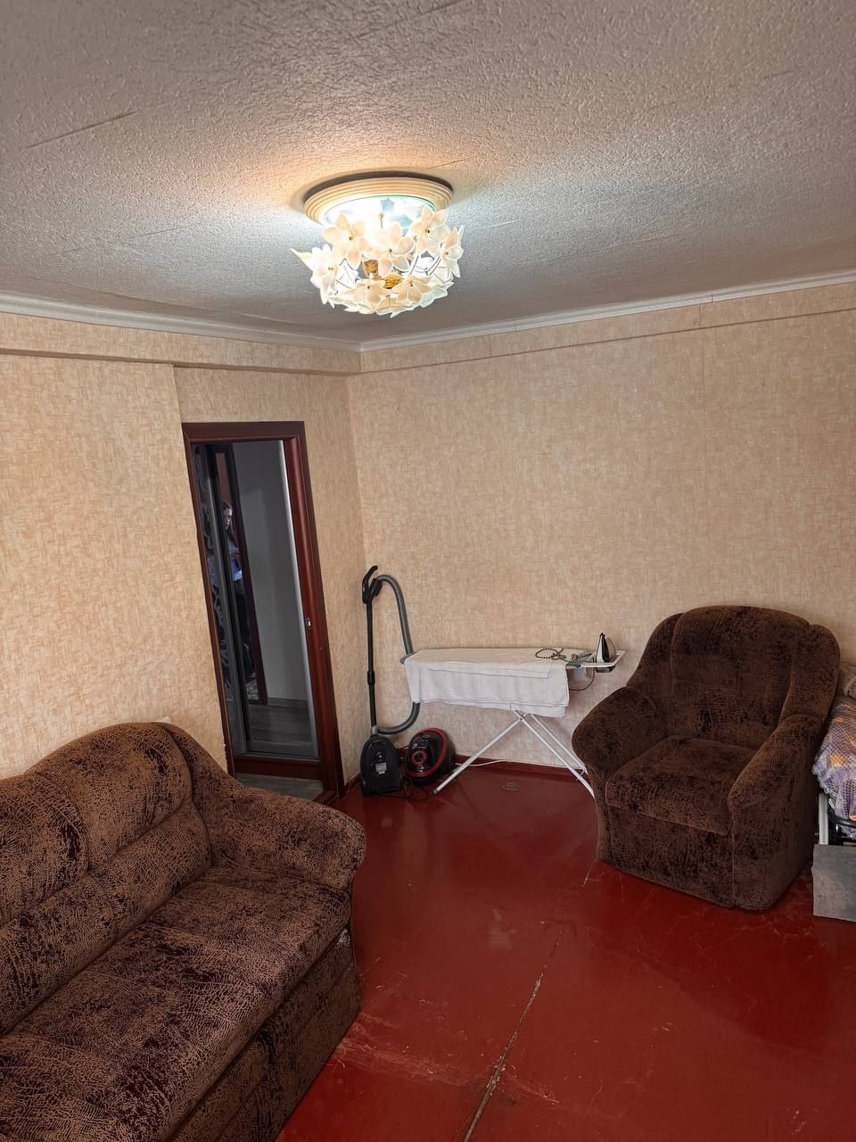 Продаётся в Луганске 2-х комнатная квартира (кв. Ватутина) ✅4 этаж 5-ти этажного дома ✅44 кв.м ✅комнаты изолированны ✅не угловая ✅кондиционер ✅Балкон застеклен ✅Состояние жилое ✅санузел совместный ✅новый бойлер ✅Отличная транспортная развязка ✅Рядом школы, садик,маш.институт, супермаркет, магазины ✅, хозяин в...