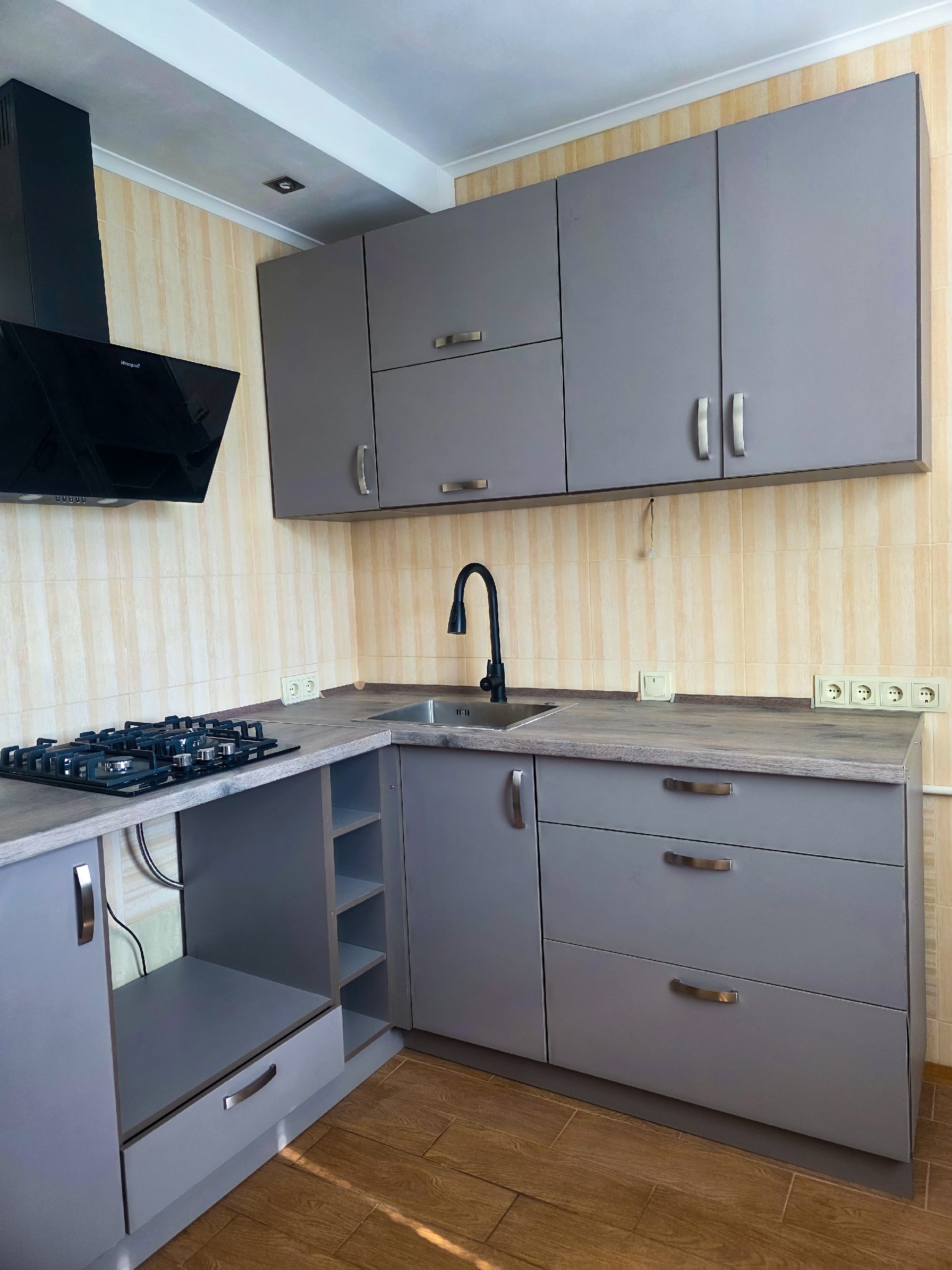 ✨ Продаётся уютная 2-комнатная квартира в центре Луганска ✨
📍 Адрес: 1-й микрорайон, дом 1 (ЖД вокзал – 300 м, ул. Советская – 500 м)
🏢 Этаж: 8/9
...